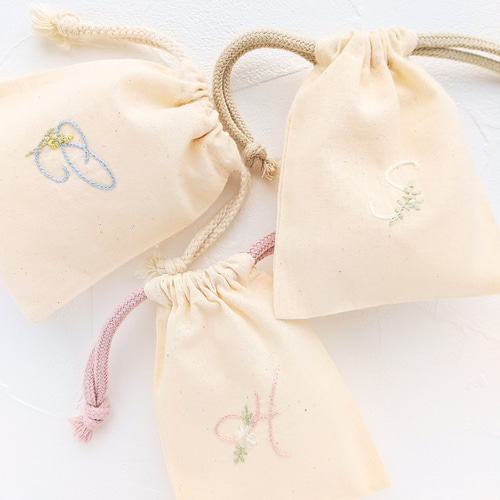 選べるデザイン】イニシャル刺繍の巾着袋 くすみカラー 誕生日祝い