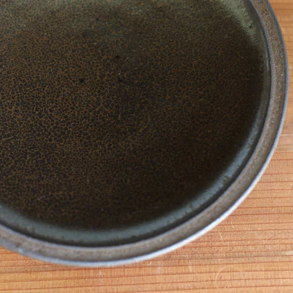 細リム７寸皿  丸の大皿　焦げ茶　ブリムアンティークゴールド系　 3枚目の画像