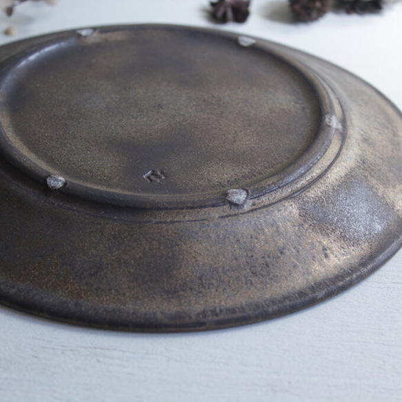 細リム７寸皿  丸の大皿　焦げ茶　ブリムアンティークゴールド系　 10枚目の画像