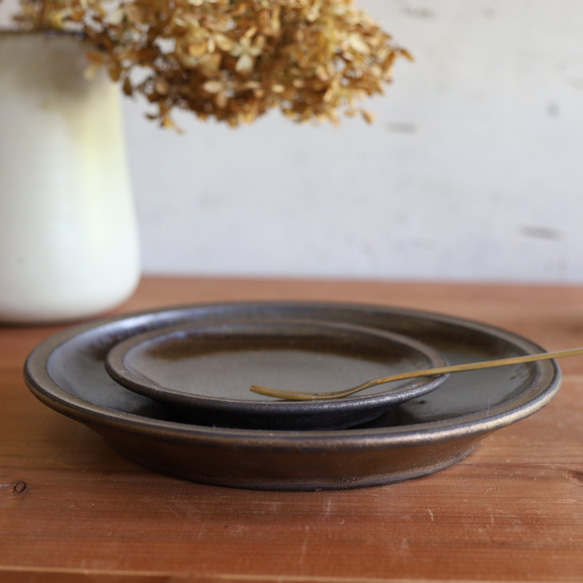 細リム７寸皿  丸の大皿　焦げ茶　ブリムアンティークゴールド系　 9枚目の画像