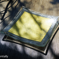 ガラスの角皿 -「 金色のガラス 」● 13.5cm角 4枚目の画像