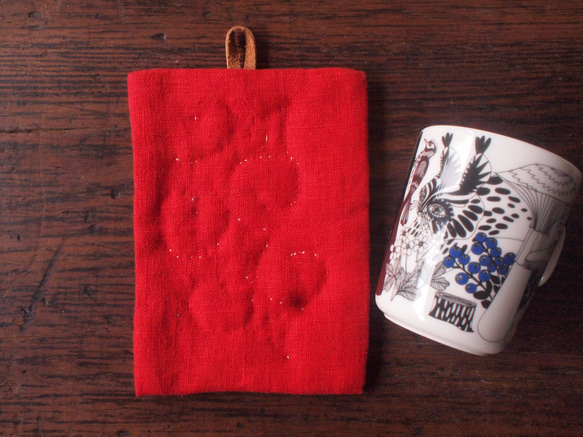 アイヌ刺繍の鍋つかみ　リネンの鮮やかレッドに生成糸 3枚目の画像