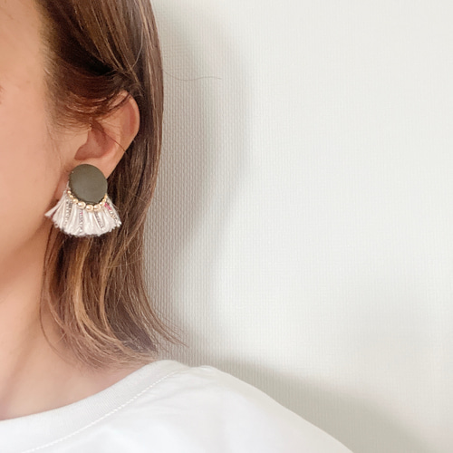 ピアス》カーキくるみボタンとふさふさタッセル ピアス（スタッド・一