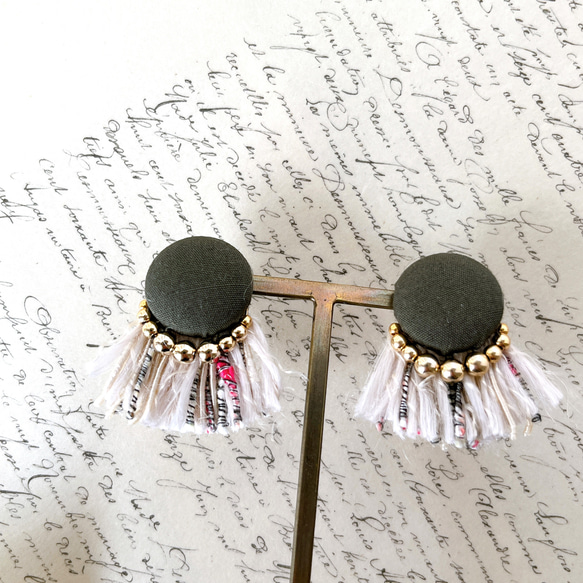 ピアス》カーキくるみボタンとふさふさタッセル ピアス（スタッド・一