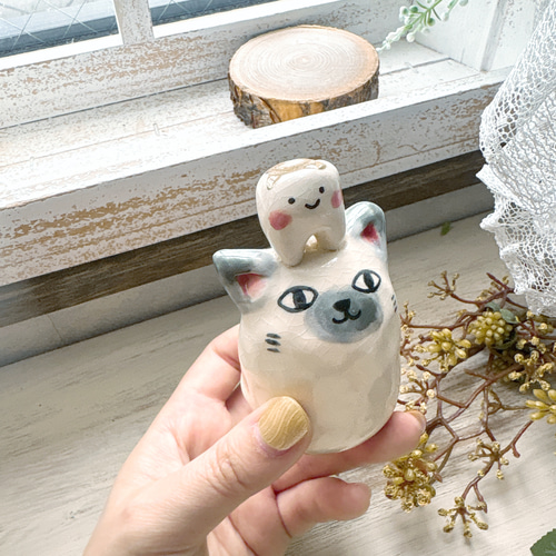 にゃんこペーパーウェイトwith金歯ちゃん/ 陶器 置物 デスク 歯 シャム