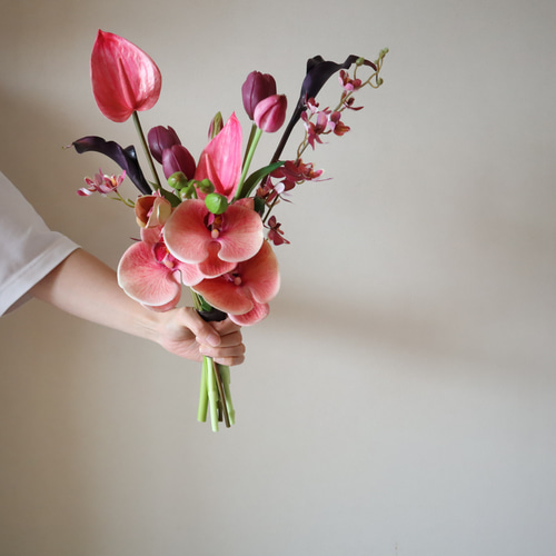 胡蝶蘭チューリップアーティシャルフラワーのウェディングブーケ
