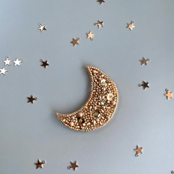 【特集掲載】ギフトにもおすすめ⭐︎ビーズ刺繍ブローチmoon＊ゴールド 1枚目の画像