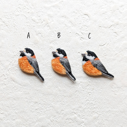 オレンジカラーが可愛いヤマガラの刺繍ブローチ　鳥　刺繍 2枚目の画像