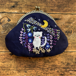 夜空の猫の刺繍ポーチ　星空のがま口　プレゼントにも【受注制作】 1枚目の画像