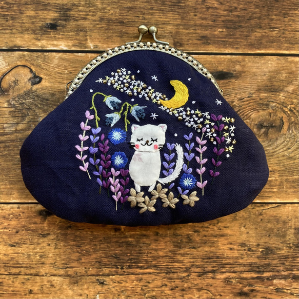 夜空の猫の刺繍ポーチ　星空のがま口　プレゼントにも【受注制作】 1枚目の画像