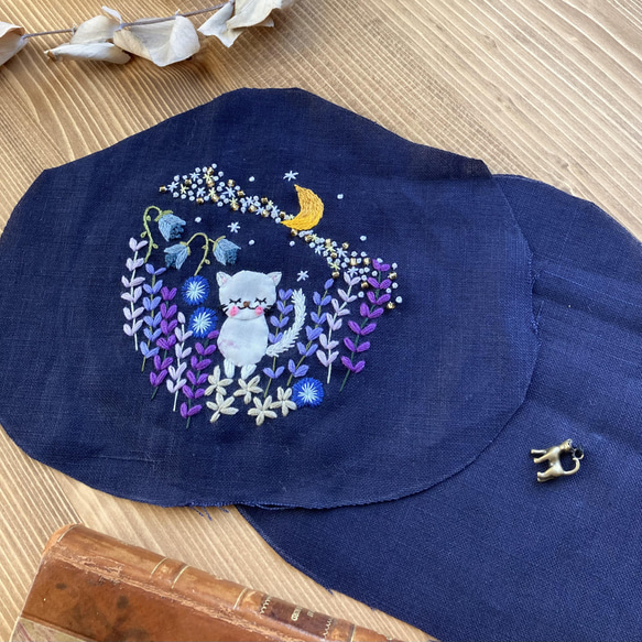 夜空の猫の刺繍ポーチ　星空のがま口　プレゼントにも【受注制作】 8枚目の画像