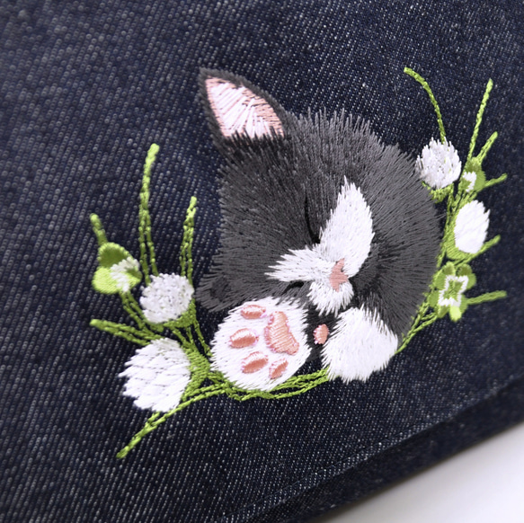 クローバーとハチワレ猫刺繍　御朱印帳ケース〈デニム〉 2枚目の画像