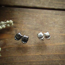 銀の滴ふるふる飾り猫-白猫，黒猫-SV925/スタッドピアス 1枚目の画像