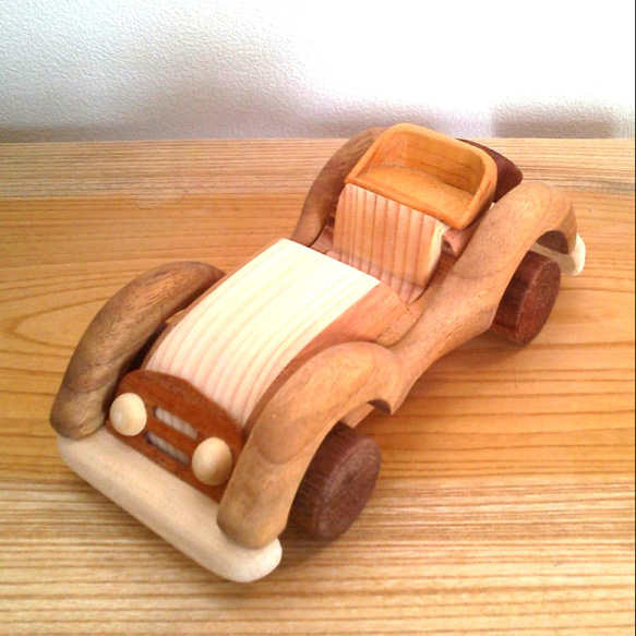 木の車　クラシックカー 1枚目の画像
