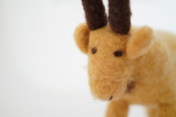 キルギス 癒しのフェルトの動物ぬいぐるみ – シロイワヤギ 2枚目の画像