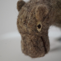 キルギスタンで手作り・直輸入 癒しの羊毛フェルトの動物ぬいぐるみ・人形 – カバ 2枚目の画像