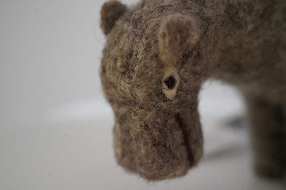 キルギスタンで手作り・直輸入 癒しの羊毛フェルトの動物ぬいぐるみ・人形 – カバ 2枚目の画像