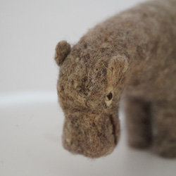 キルギスタンで手作り・直輸入 癒しの羊毛フェルトの動物ぬいぐるみ・人形 – カバ 1枚目の画像