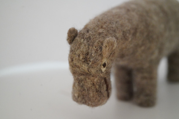 キルギスタンで手作り・直輸入 癒しの羊毛フェルトの動物ぬいぐるみ・人形 – カバ 1枚目の画像
