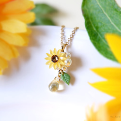 夏めく向日葵と1粒しずくのミニイヤリング(受注制作)《イエロー　小ぶり　誕生花》 8枚目の画像