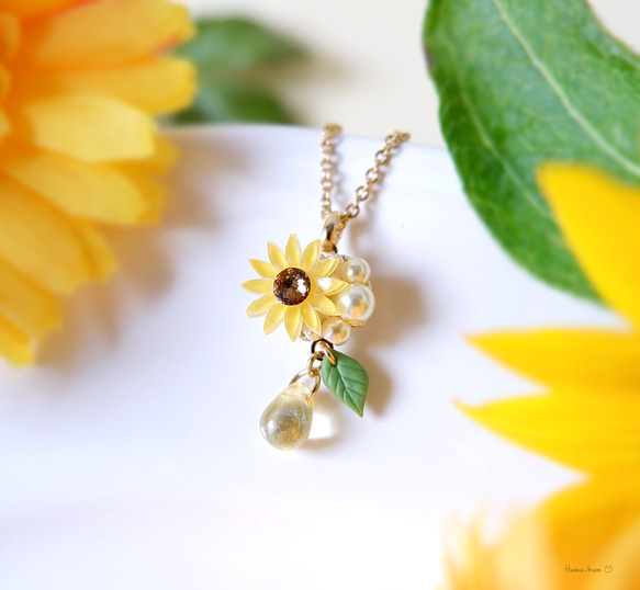 夏めく向日葵と1粒しずくのミニイヤリング(受注制作)《イエロー　小ぶり　誕生花》 8枚目の画像