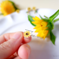 夏めく向日葵と1粒しずくのミニイヤリング(受注制作)《イエロー　小ぶり　誕生花》 4枚目の画像