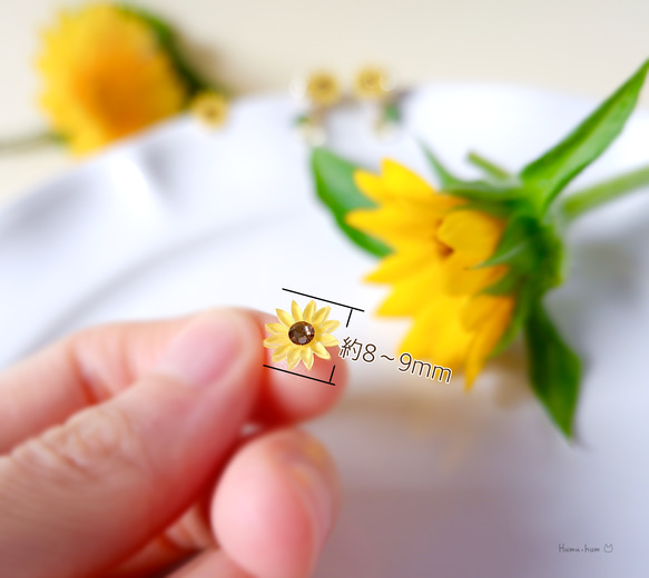 夏めく向日葵と1粒しずくのミニイヤリング(受注制作)《イエロー　小ぶり　誕生花》 4枚目の画像