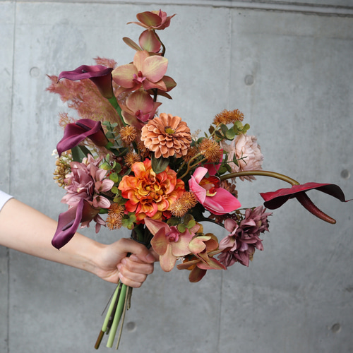 大人ピンクとテラコッタの胡蝶蘭やアンスリウムを束ねた品のあるブーケ