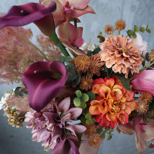くすみピンクとテラコッタの大人ブーケ　アンスリウム　シンビジウム　ブーケ　前撮り 大人ピンクとテラコッタの胡蝶蘭やアンスリウムを束ねた品のあるブーケ