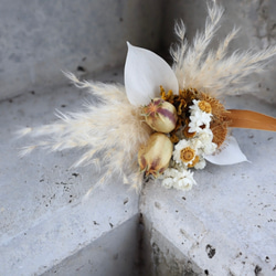 シャビーカラーの海外花を束ねたナチュラルクラッチブーケ♡ 和装 ウェディングブーケ　ドライフラワー ドライブーケ 花材 4枚目の画像