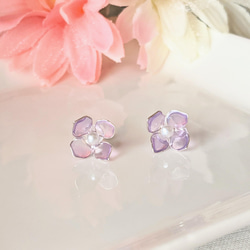 小花のワンポイント 樹脂ピアス・紫 3枚目の画像