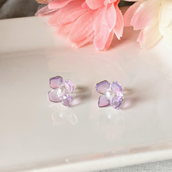 小花のワンポイント 樹脂ピアス・紫 2枚目の画像