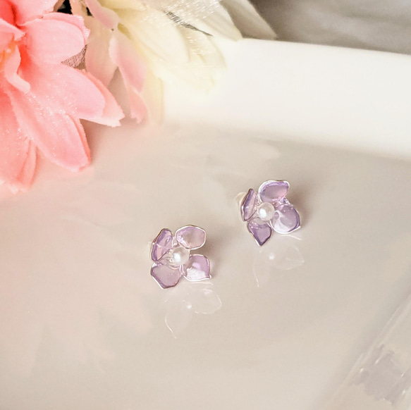 小花のワンポイント 樹脂ピアス・紫 7枚目の画像