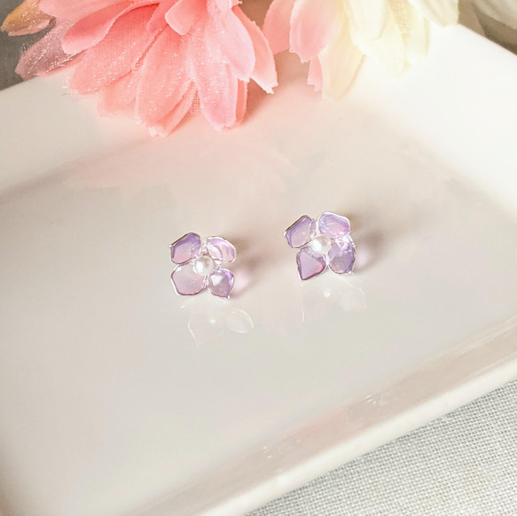 小花のワンポイント 樹脂ピアス・紫 6枚目の画像