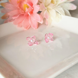 小花のワンポイント 樹脂ピアス・ピンク 3枚目の画像