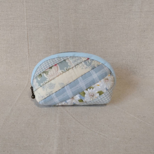 ●みく●ポーチ　ハンドメイド 花柄キルト ○みく○ポーチ ハンドメイド 花柄キルト モノトーン花柄キルト