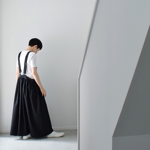 ギャザージャンパースカート：黒［SK03JSBK］ ロングスカート（マキシ