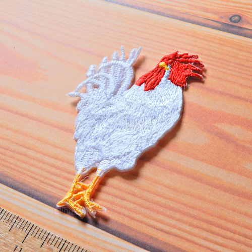 【ニー】白に赤が映えるロホリカンタ　刺し子　刺繍布　　フリンジ ウクライナ伝統手刺繍祭具タオル「ルシニク」 | ウクライナ刺繍と伝統