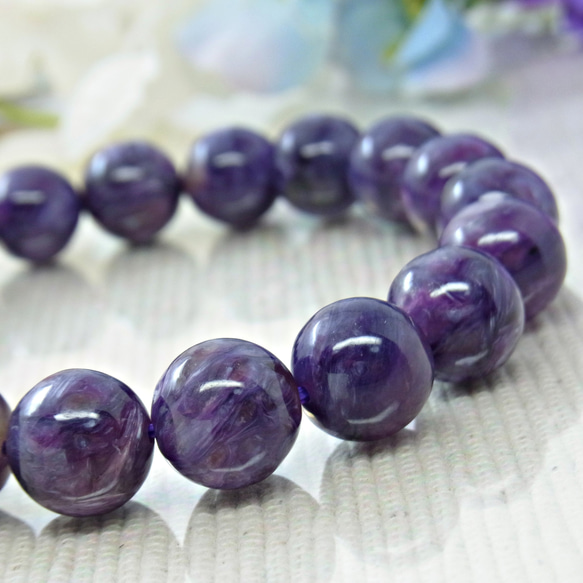 ◇高品質 大粒 チャロアイト ロシア産 10㎜ シルク柄 気品のある紫 美  