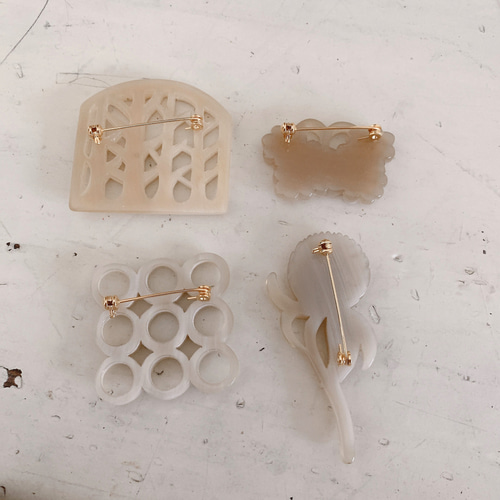 水牛角 ブローチ 帯留め アクセサリー 未使用 新品 美品 水牛角製帯留め・楽器シリーズ 琵琶 - 京都富小路の和装小物専門