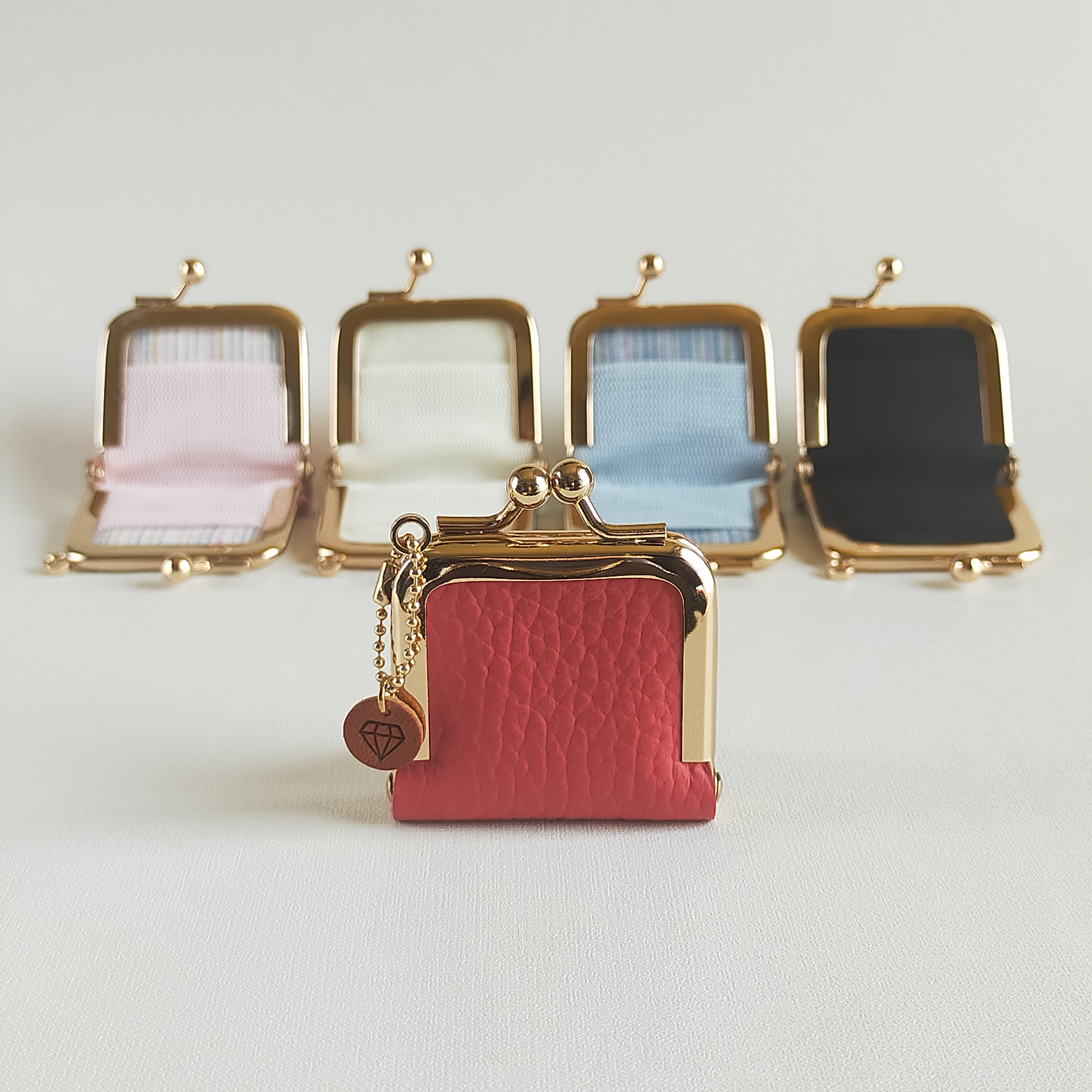 牛革ナチュラルシュリンク【レッド：全６色】リングに優しい指輪ケース 携帯用 リングケース リアルレザー 遠州綿紬 がま口 フクロオオカミ 通販  9767299｜Creema(クリーマ)