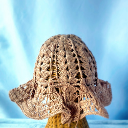 日除け・日焼け防止UVカット　手編みチューリップハット　透かし模様のたためるレディース用お帽子　エコアンダリア　ベージュ 2枚目の画像