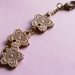 ヌメ革桜チャーム飾り 3枚目の画像