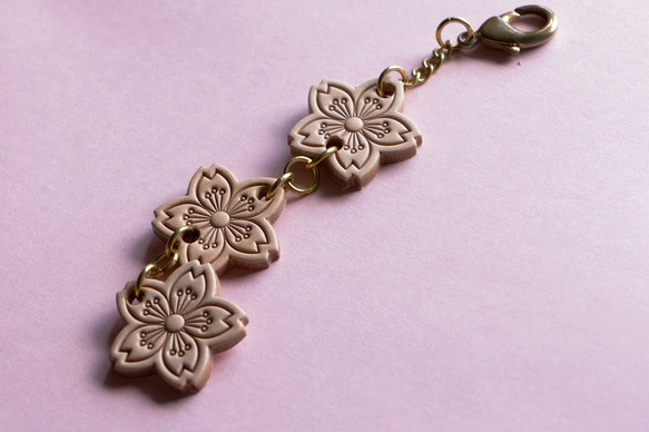 ヌメ革桜チャーム飾り 3枚目の画像