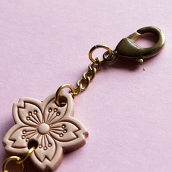 ヌメ革桜チャーム飾り 2枚目の画像