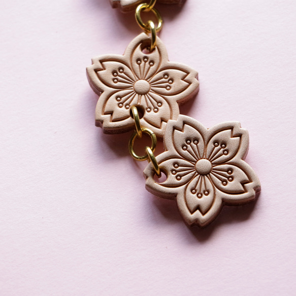 ヌメ革桜チャーム飾り 4枚目の画像