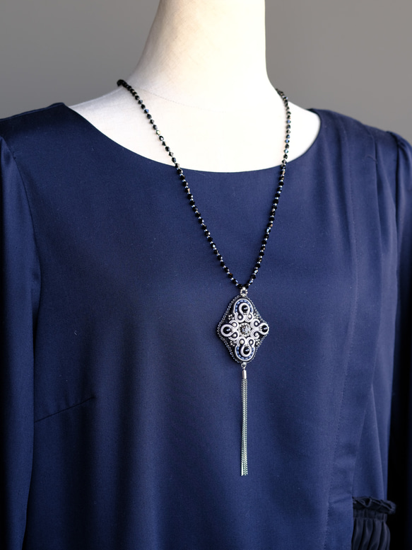 ソウタシエ　Yラインロングネックレス/黒モノトーン/soutache 3枚目の画像