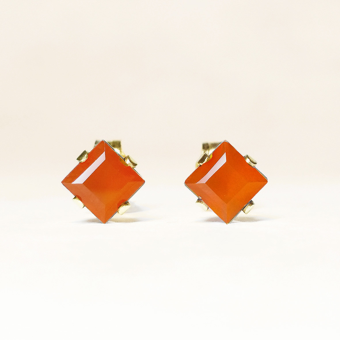上品なオレンジ。カーネリアンのピアス　[送料無料]