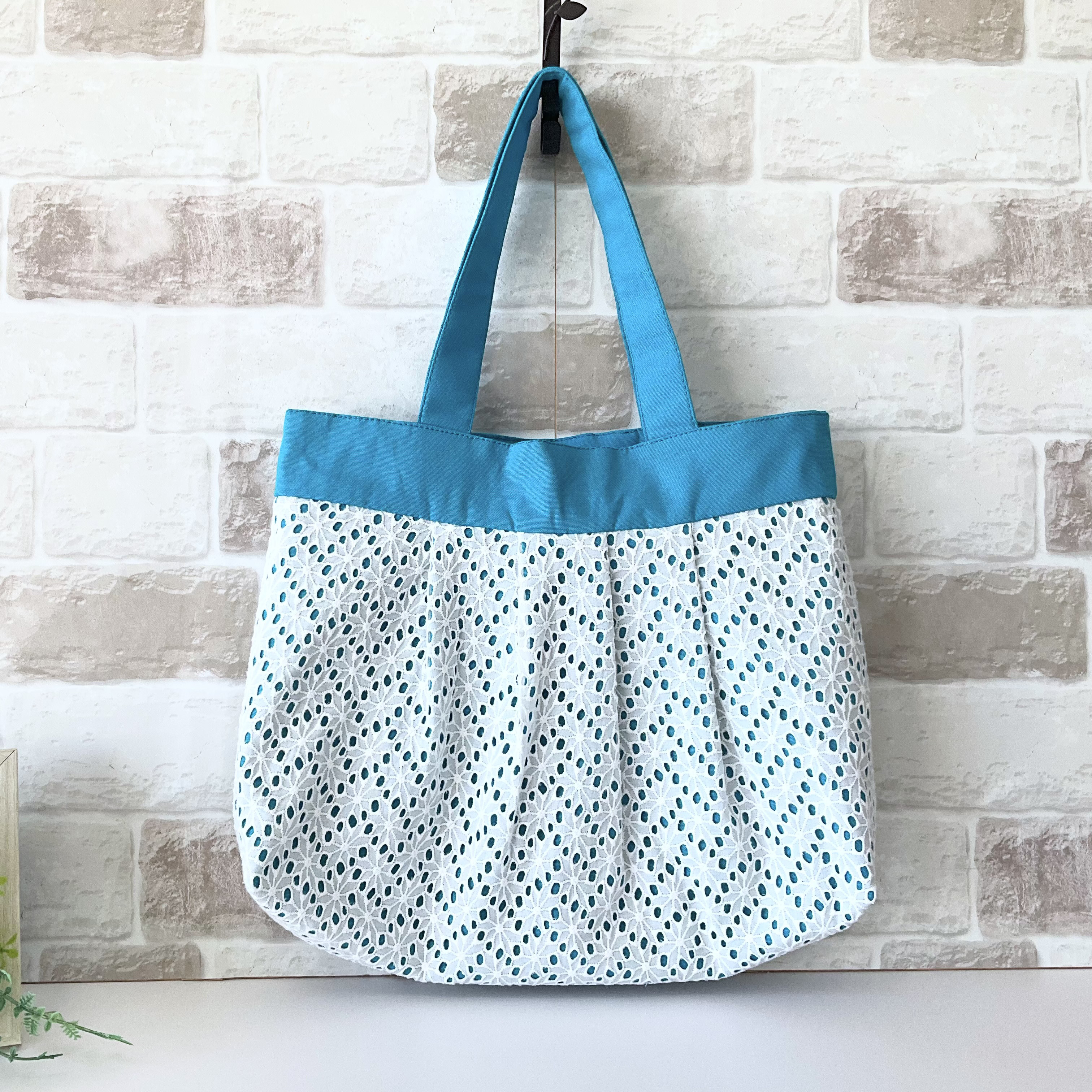 【ファスナー付きMサイズ】カットワークレース(花柄) グラニーバッグ　ターコイズ ＜通勤バッグにオススメサイズ！＞