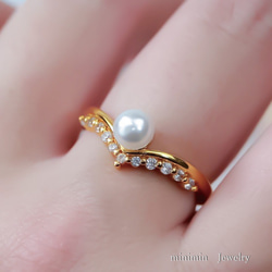 MR66】美しいパール 指をきれいに長く見せるV字デザインリング